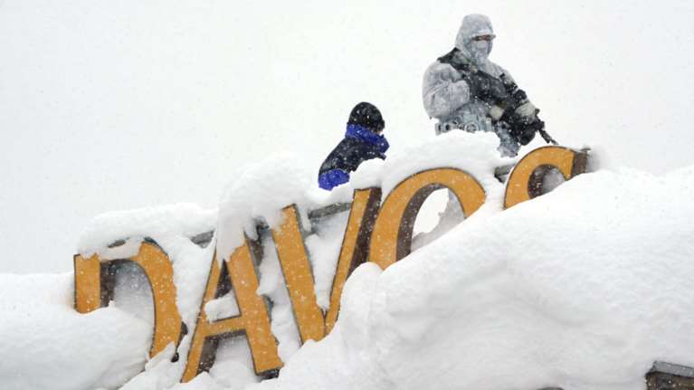 Το χιονισμένο Νταβός ετοιμάζεται για το παγκόσμιο Φόρουμ - Εικόνες