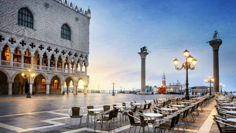 Πλήρωσαν 1.100 ευρώ για 4 μπριζόλες κι ένα πιάτο θαλασσινά!