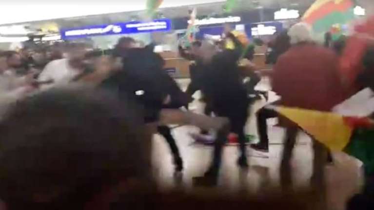 Αγρια συμπλοκή Τούρκων &amp; Κούρδων μέσα σε αεροδρόμιο -vid