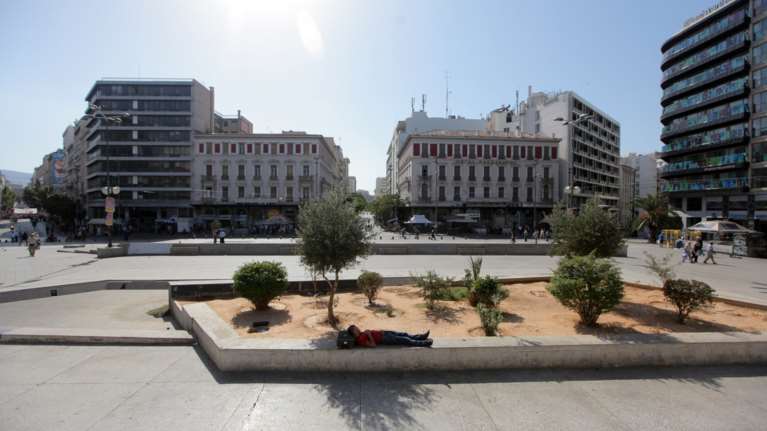 Βουτιά θανάτου από ταράτσα ξενοδοχείου στην Ομόνοια με 4.000€ στην τσέπη