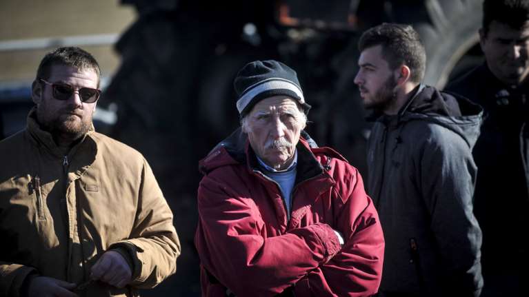 Αναβρασμός στους αγρότες, αρχίζουν τα μπλόκα στις εθνικές οδούς