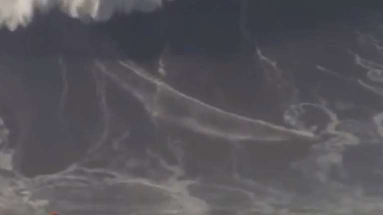 Σέρφερ «δαμάζει» γιγάντιο κύμα ύψους 35 μέτρων