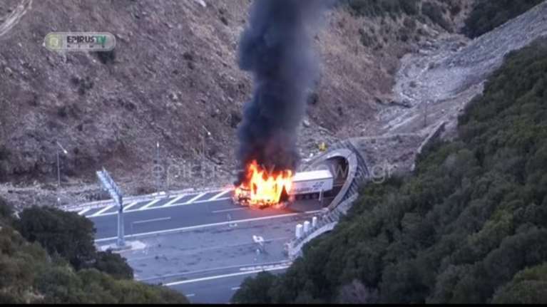 Νταλίκα «λαμπάδιασε» στην Εγνατία Οδό  video