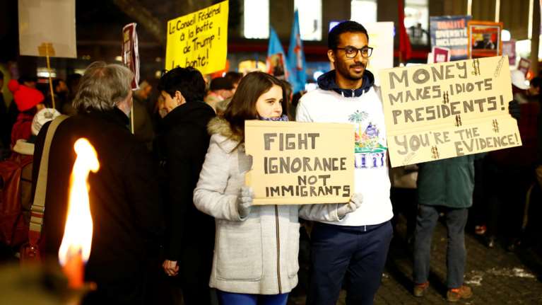 Μαζικές διαδηλώσεις στο Νταβός κατά του Τραμπ