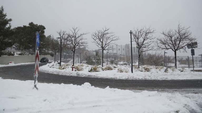 Στους -5 το θερμόμετρο στο Πήλιο - Με αλυσίδες στην Πάρνηθα