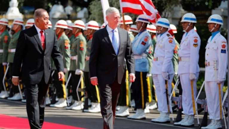 Ο Μάτις είδε Ινδονήσιους στρατιώτες να πίνουν αίμα φιδιών (βίντεο)