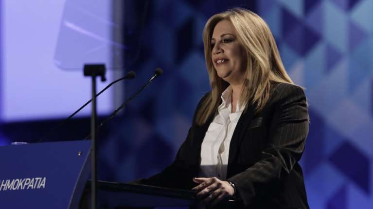 Οχι σε οποιαδήποτε λύση λέει η Φώφη, το καρφί στον Καραμανλή