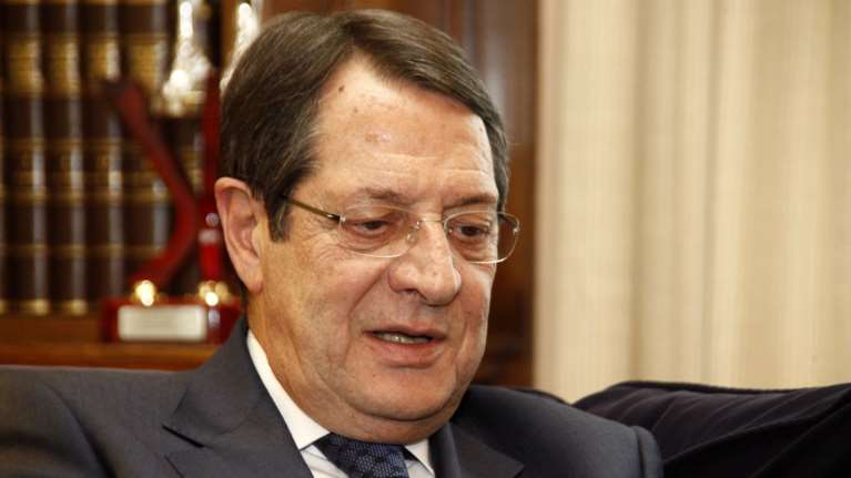 Ο πρόεδρος της Κύπρου Νίκος Αναστασιάδης... τραβάει πιστόλι