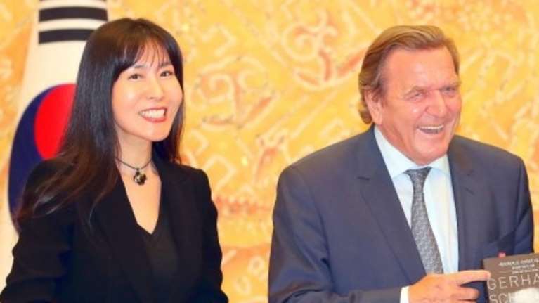 Παντρεύεται για πέμπτη φορά ο Γκέρχαρντ Σρέντερ