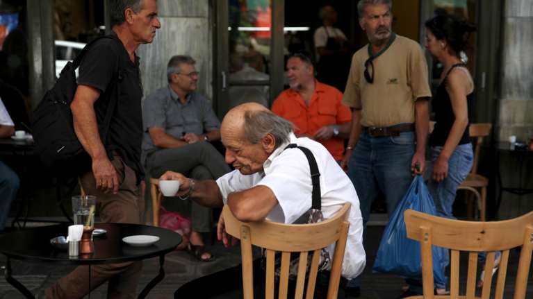 Νέα έρευνα: Ανάπτυξη με... καφενεία και σουβλατζίδικα το 2017