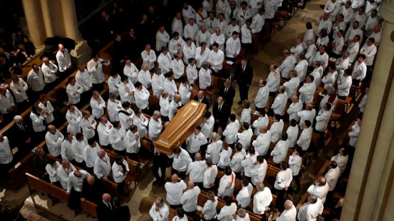 Εκατοντάδες λευκοφορεμένοι σεφ αποχαιρέτισαν τον «πάπα» τους, Πολ Μποκούζ