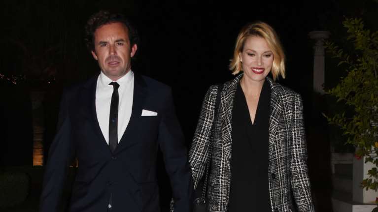 Εξιτήριο με τζιν και αθλητικά για τη Βίκυ Καγιά και τον γιο της [Εικόνες]