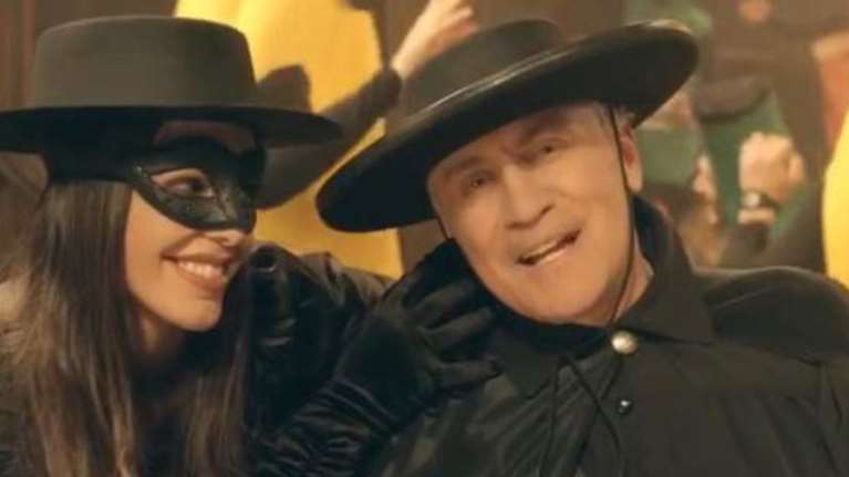 Ο Παναγιώτης Ψωμιάδης ντυμένος Ζορό στη νέα διαφήμιση των Jumbo