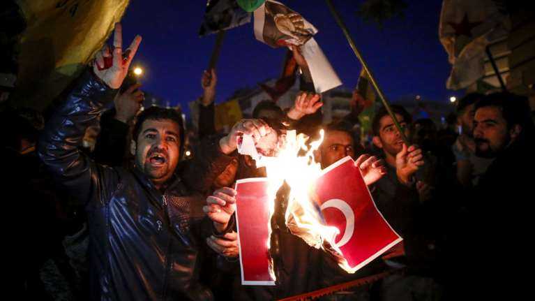 Πορεία 800 Κούρδων στο κέντρο της Αθήνας -Καίνε αφίσες του Ερντογάν