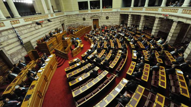 Μπορεί το Σκοπιανό να "ξαναμοιράσει" την πολιτική τράπουλα;