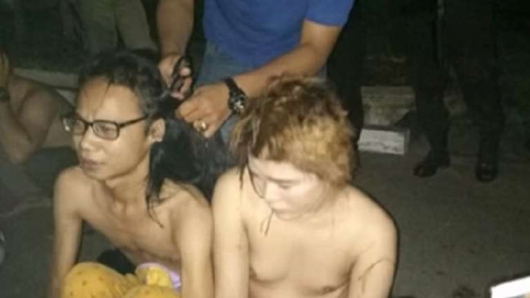 Βαρβαρότητα! Αστυνομικοί στην Ινδονησία ξύρισαν τα κεφάλια τρανσέξουαλ