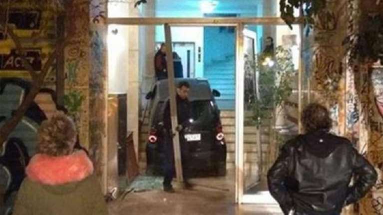 «Μπούκαρε» με το αυτοκίνητο σε πολυκατοικία στα Εξάρχεια [φωτό]