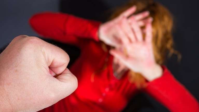 Το βίντεο της ντροπής: Ξενοδόχος επιτέθηκε σε καθηγήτρια στην Κρήτη