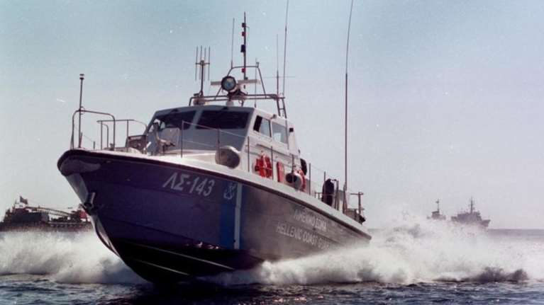 Πτώση επιβάτη στη θάλασσα από το Blue Star Naxos στη Σύρο