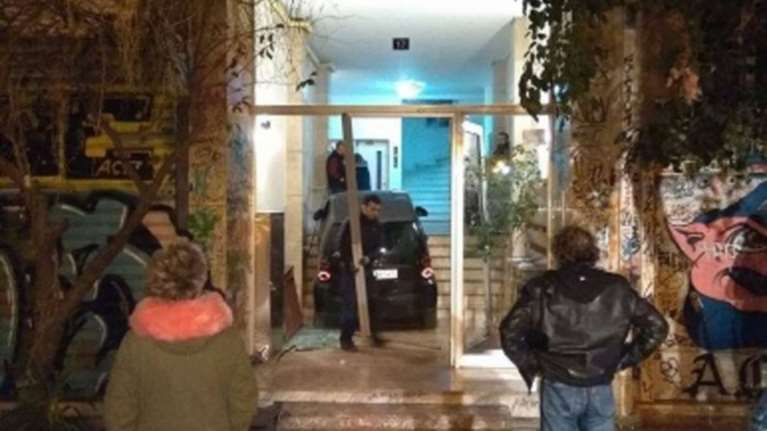 Τι λέει η ΕΛΑΣ για το ΙΧ που... ανέβηκε σκαλιά πολυκατοικίας