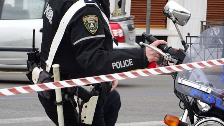 Νέο κρούσμα: Και υπάλληλος της Βουλής τσακώθηκε με αστυνομικό