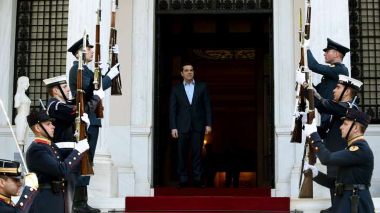 FT: «Παρτίδα πόκερ» για τον Τσίπρα το Σκοπιανό με άγνωστο αποτέλεσμα