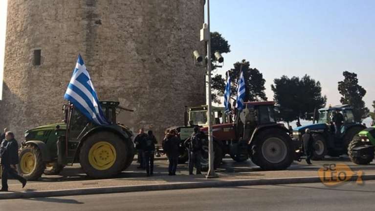 Στον Λευκό Πύργο με τα τρακτέρ οι αγρότες (φωτο &amp; βιντεο)