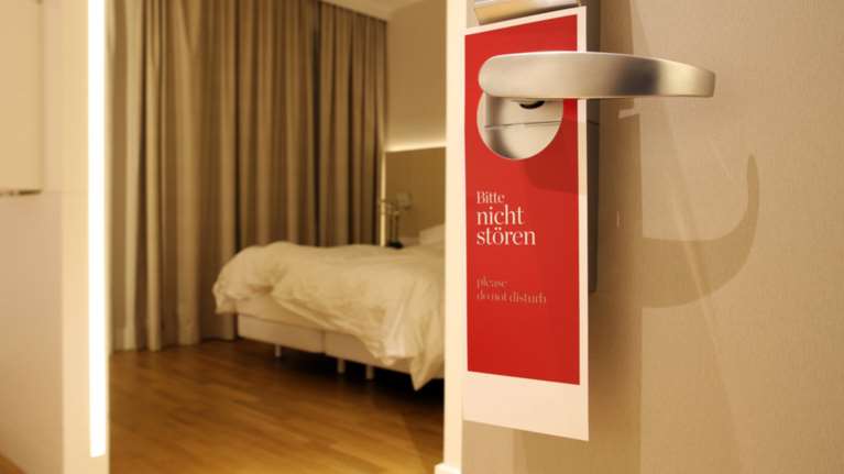 Ιταλός έχει μαζέψει πάνω από 14.000 ταμπέλες «Μην ενοχλείτε»