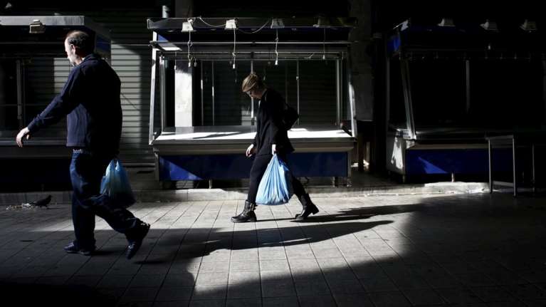 Ανάπτυξη στα χαρτιά ενώ... βουλιάζει η πραγματική οικονομία