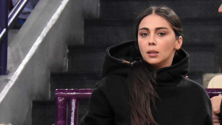 Στον καναπέ με τα κινητά στο χέρι: Η Χοψονίδου δείχνει πώς περνάει την καραντίνα με 6 παιδιά [Εικόνα]