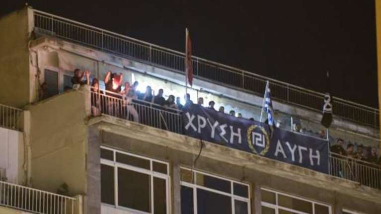 Επίθεση κουκουλοφόρων στα γραφεία της Χρυσής Αυγής στον Πειραιά