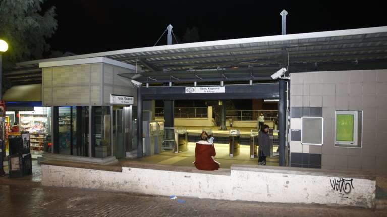 Επίθεση αγνώστων στους σταθμούς του ΗΣΑΠ σε Πευκάκια και Πετράλωνα
