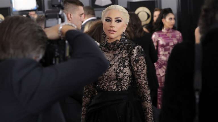 Η Lady Gaga σταματά τα πάντα