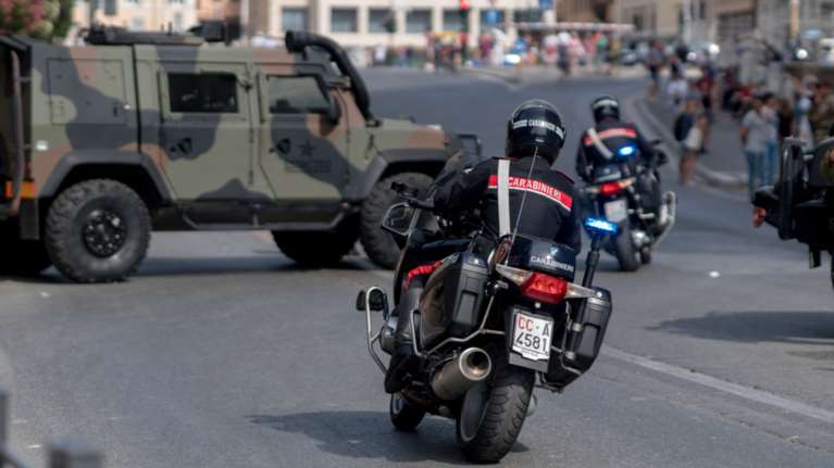 Ανδρας άνοιξε πυρ μέσα από το αυτοκίνητό του στην Ιταλία: 4 τραυματίες