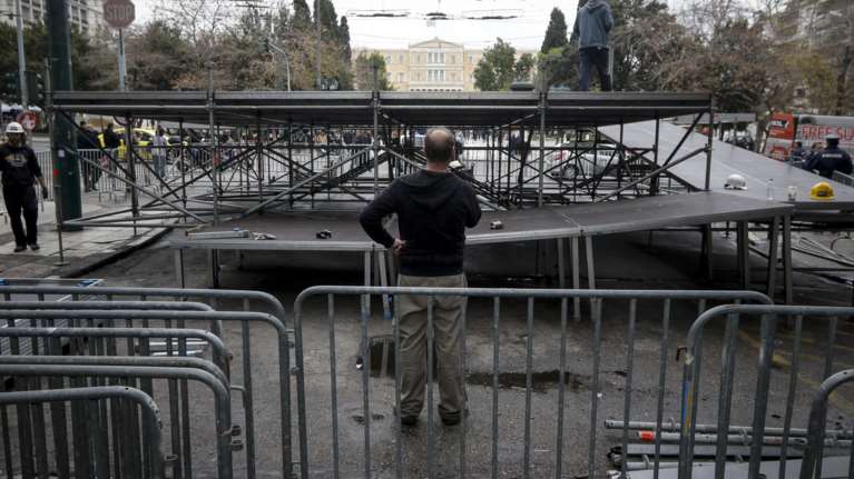 Με πλάτη στη Βουλή στήνεται η εξέδρα για το συλλαλητήριο φωτό