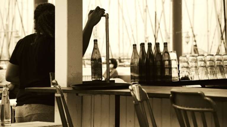 Σοκ στην Αμφισσα: 22χρονη φοιτήτρια έπεσε νεκρή σε καφετέρια