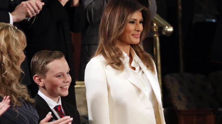 Νεκρές και ζωντανές, πρώην Πρώτες Κυρίες παρηγορούν την απατημένη Μελάνια