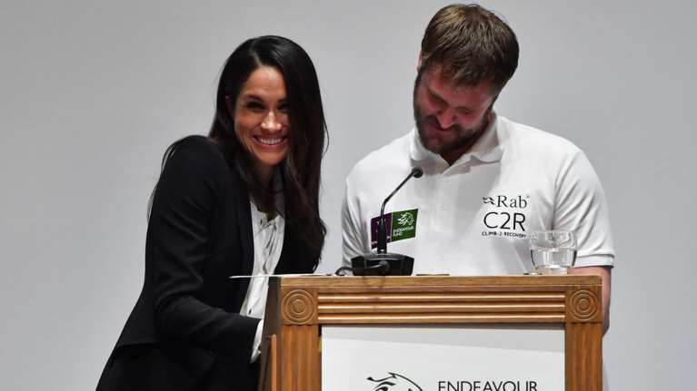 Η γκάφα της Μαρκλ μπροστά στο κοινό και ο υπέροχος τρόπος που την κάλυψε