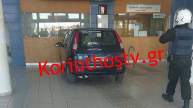 Mπούκαρε με ΙΧ στα εκδοτήρια του Προαστιακού Σιδηρόδρομου (φώτο - video)