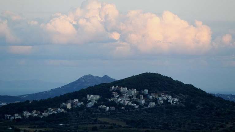 Καιρός: Νεφώσεις και λίγες ασθενείς τοπικές βροχές