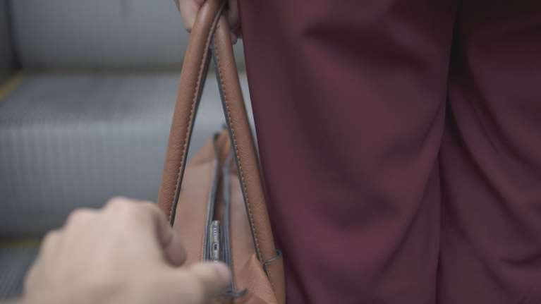 Ανήλικες έκλεβαν πορτοφόλια από πελάτες εμπορικού κέντρου