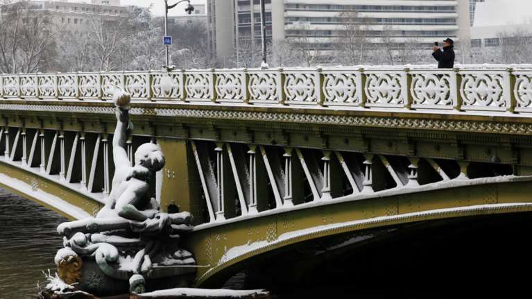 Πάγωσε το Παρίσι:χιλιάδες εγκλωβισμένοι σε σταθμούς-αεροδρόμια