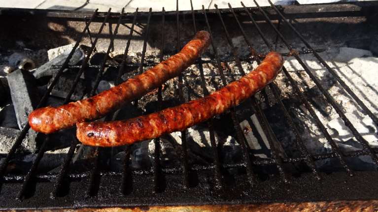 Τσακώθηκαν  για το αν θα στηθούν ψησταριές στα σχολεία την Τσικνοπέμπτη