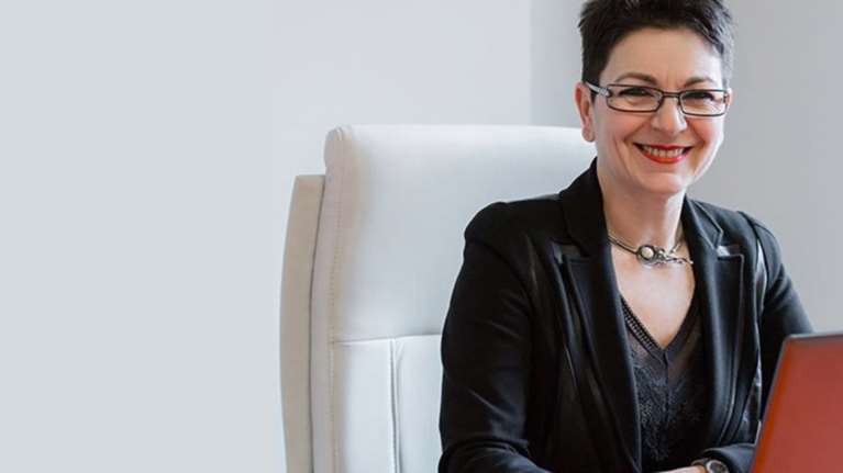 Τι απαντά η σύζυγος του Γιάννη Στουρνάρα για τη Novartis