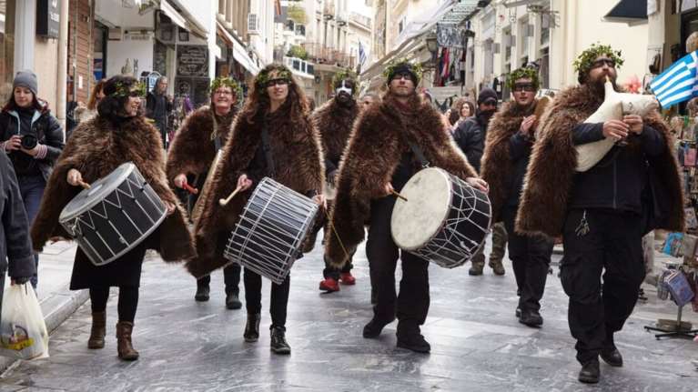 H αποκριάτικη παράδοση στην Πλατεία Συντάγματος από την Τσικνοπέμπτη