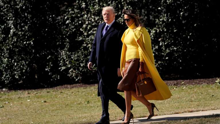 Το πολύ πονηρό κόλπο της Μελάνια για να αποφύγει το χέρι του Τραμπ