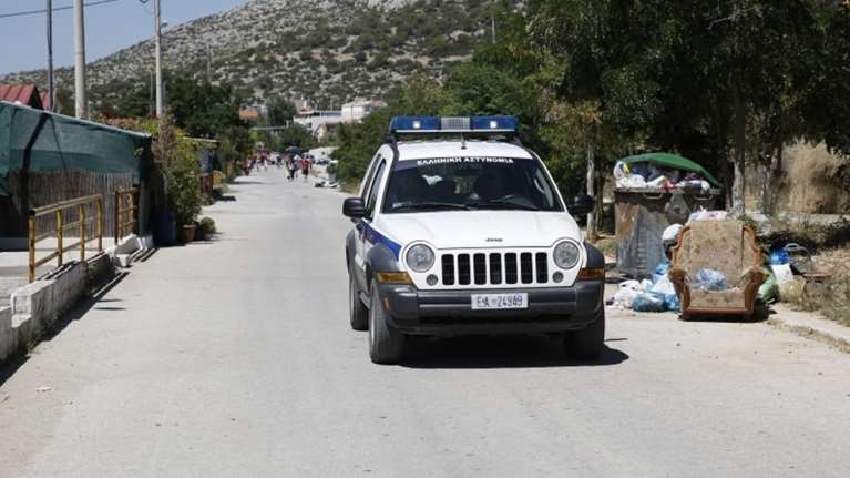 Επιτέθηκαν και πήραν χρήματα και όπλο από αστυνομικό