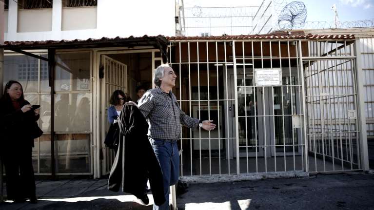 Εκτός φυλακής με άδεια ο Δημήτρης Κουφοντίνας