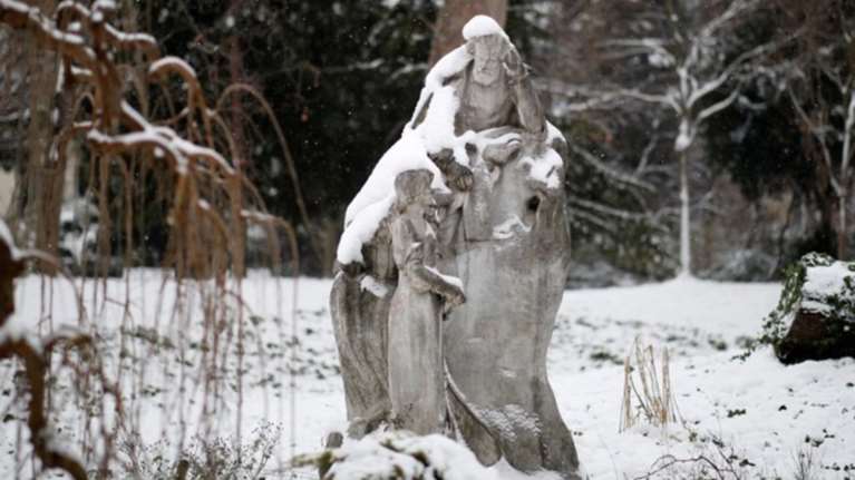 Παραμένει ο χιονιάς και τα προβλήματα στη Γαλλία