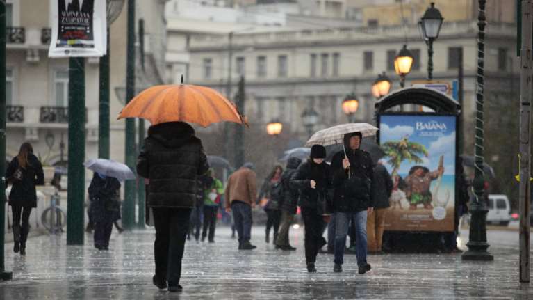 Άστατος καιρός με βροχές σε ολόκληρη τη χώρα
